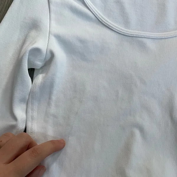 OQQ White Scoop-neck Long Sleeve Crop Top Size Small - Image 2