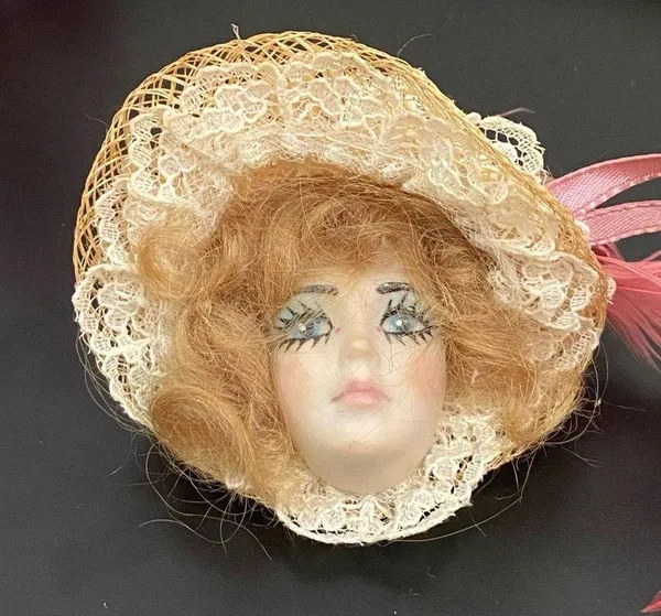 Vintage Porcelain Face Victorian Lady Head with Fascinator Hat Brooch 21g - Image 4