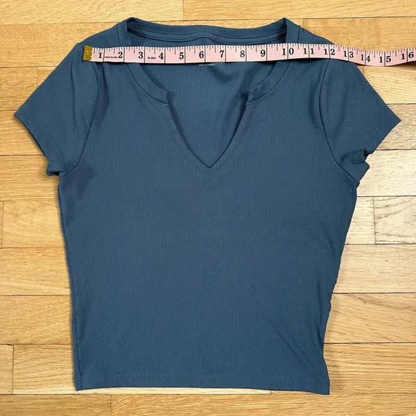 Hollister gray v-neck t-shirt - Image 4