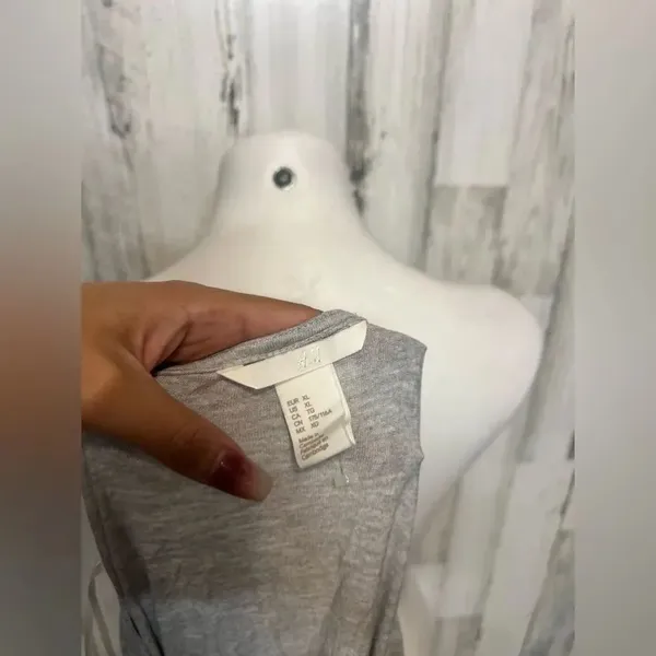 H&M Gray dress with pulling string - Image 3
