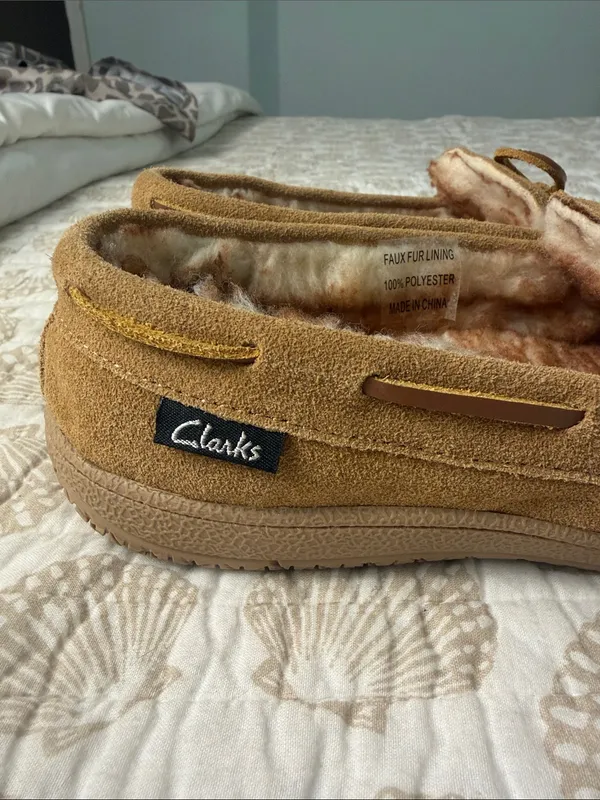 Clarks Tan Suede Moccasin Slippers with Faux Fur Lining sz 8 - Image 4
