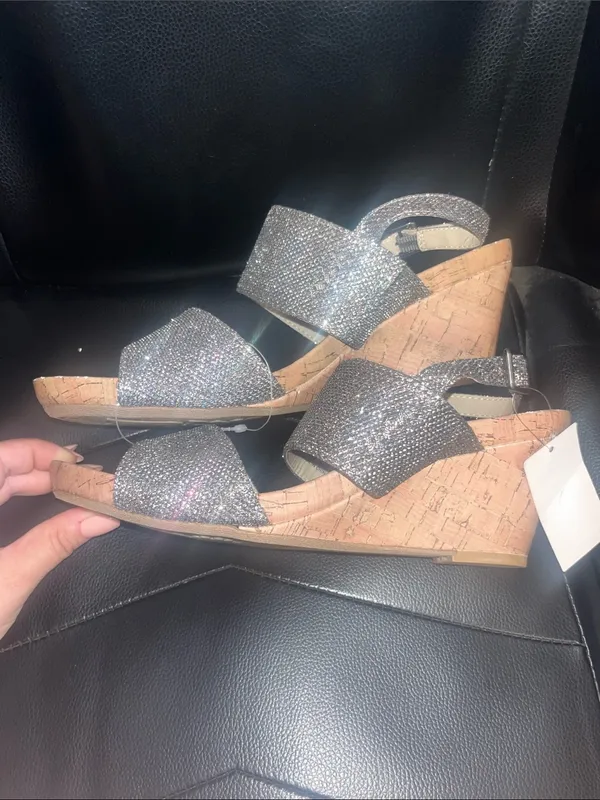 Attention NWT Desirae Sparkle Wedges - Image 3