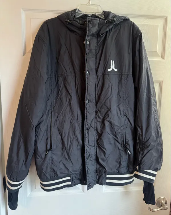 WeSC Jakobi hooded snowboard/ski jacket w/powder skirt and wrist gaiters - Image 6