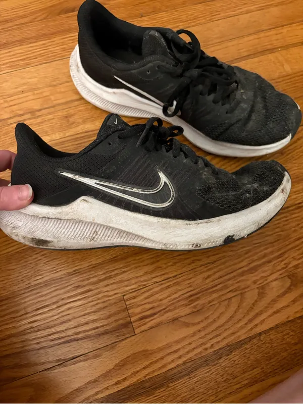 Black Nike Sneakers Size 7.5 - Image 2