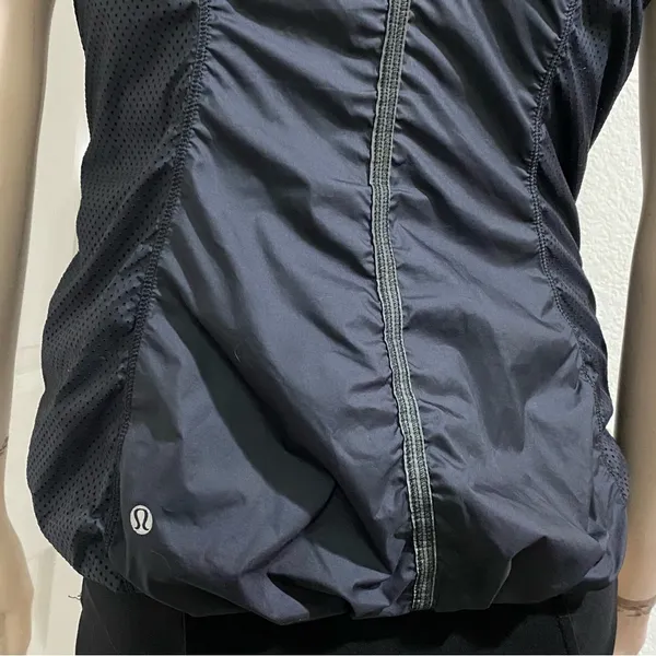 LULULEMON Black Lightweight Pleated Reflective Vest Size 4 - Image 7