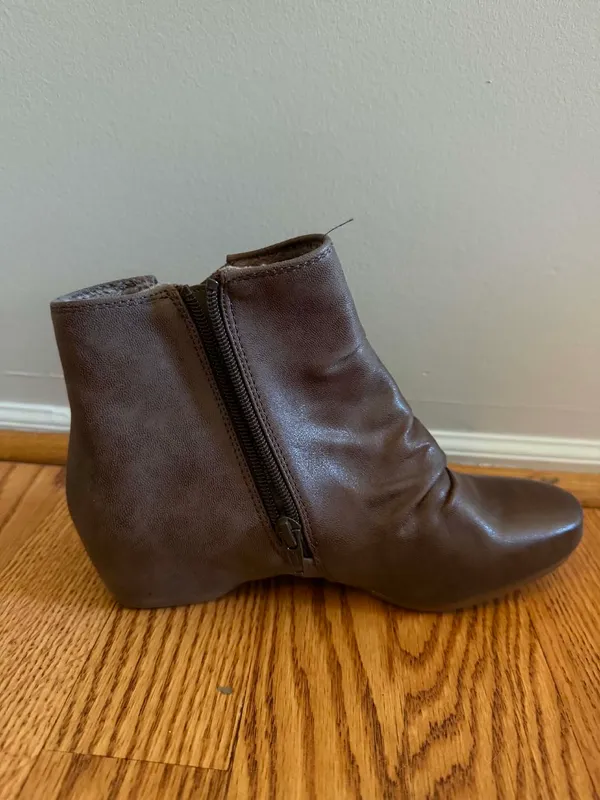 Baretraps Woman's Brown Ankle Boot Hidden Wedge Size 6 - Image 3