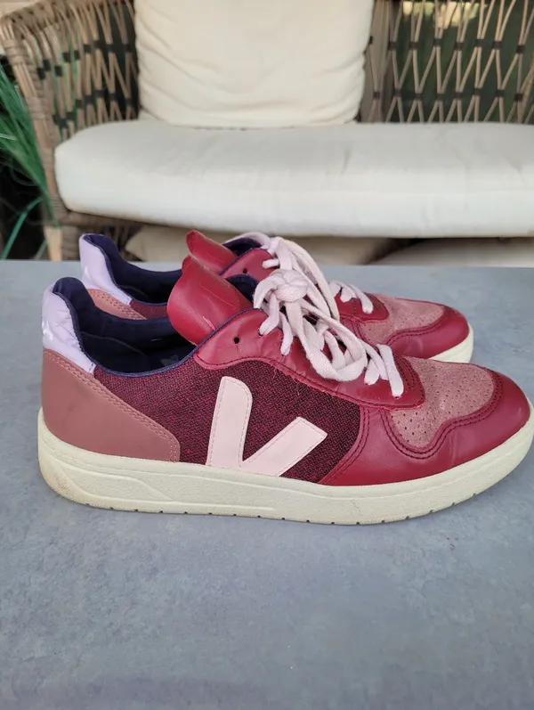 Veja Women's V-10 Sneakers in Leather and Pixel Size 39 US 8 - Image 2