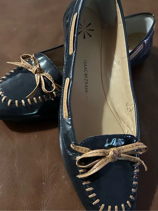 Isaac Mizrahi Navy Patent Loafers with Tan Bow 10M - Image 4
