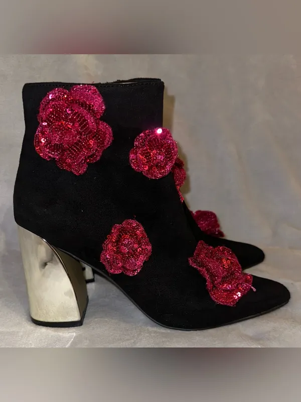 Betsey Johnson NWT Women Size 6 Finlee Black Suede Rose Metallic Ankle Boots - Image 4