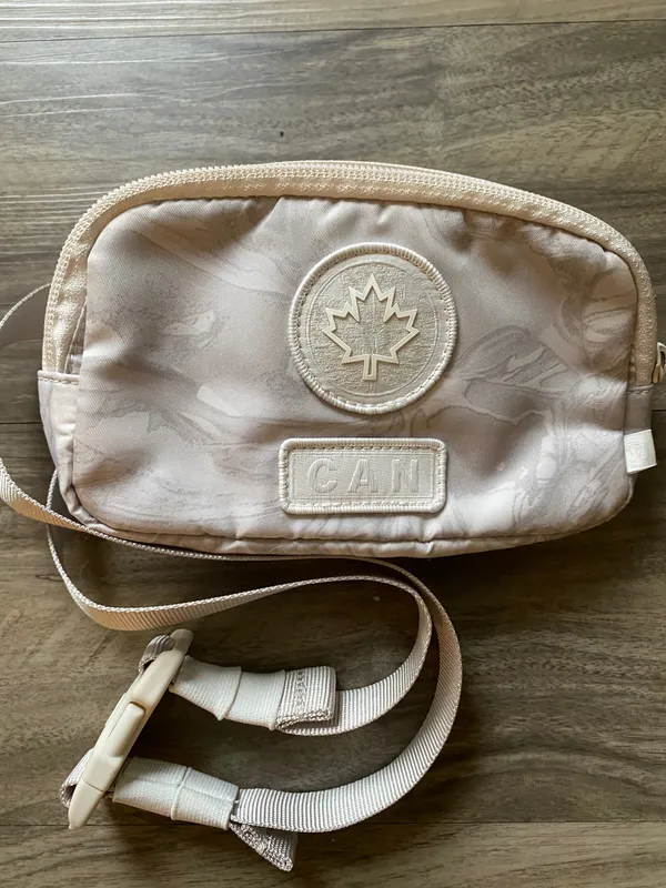 Lululemon Canada  Belt Bag - Image 4