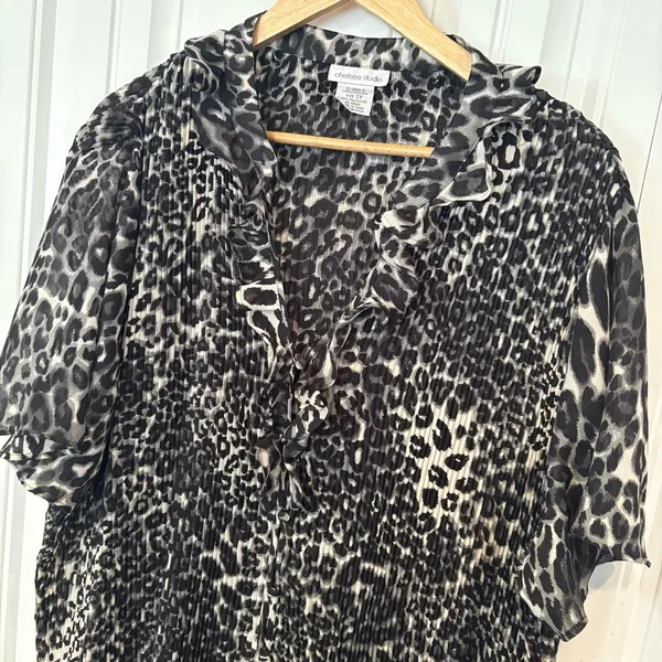 Chelsea‎ Studio Black And Gray Leopard Print Pleated Blouse Size 2X - Image 3