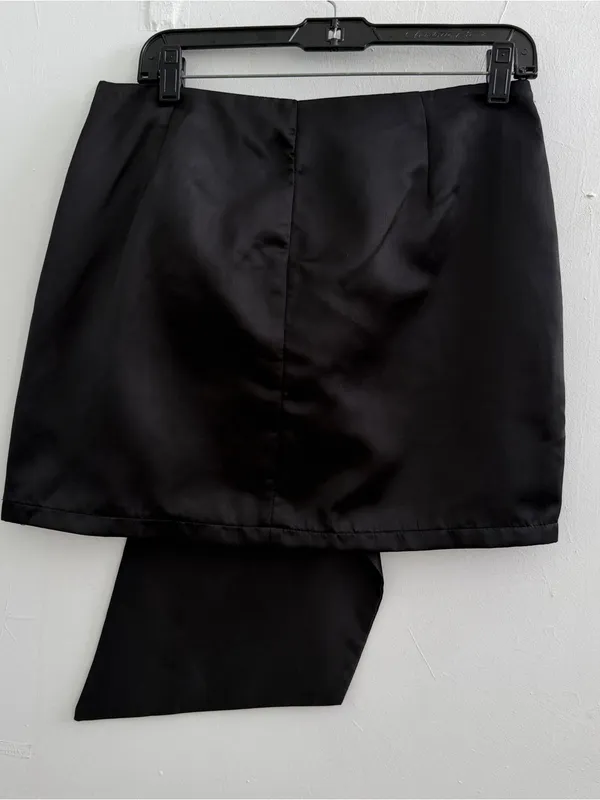NEW MABLE Anthropologie Black Satin skirt with Side Bow SIZE LARGE - Image 5