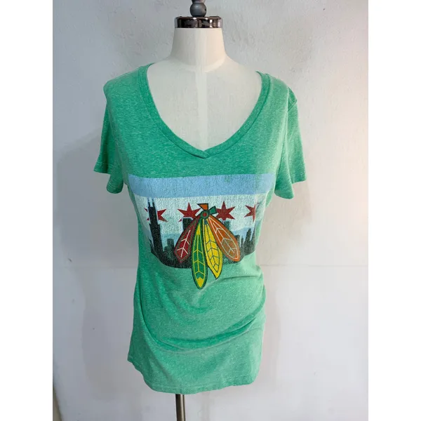 Retro Brand Chicago Blackhawks NHL Skyline V-Neck T-Shirt Women's Medium Green - Image 2