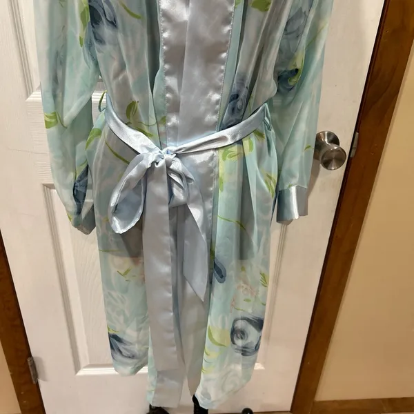 Valerie Stevens Sheer Floral Robe – Size M - Image 4