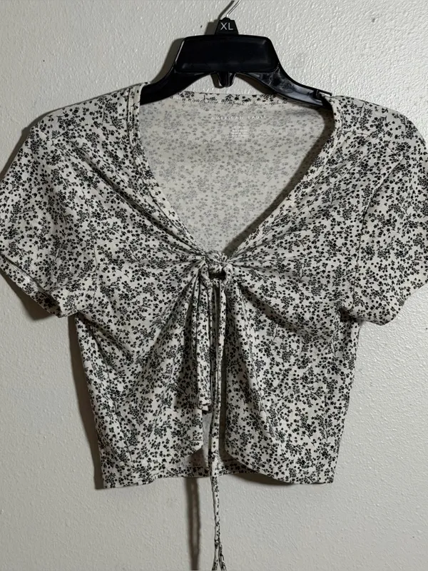 American Eagle Women Tie-Front Floral Summer Crop‎ Top White/Black size M - Image 2