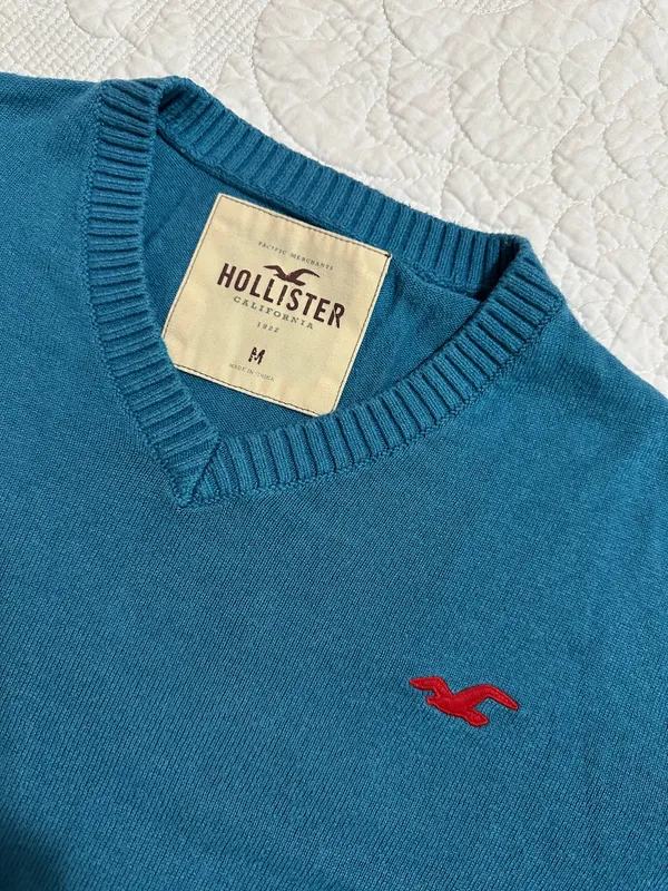 Hollister long sleeve sweater - Image 2
