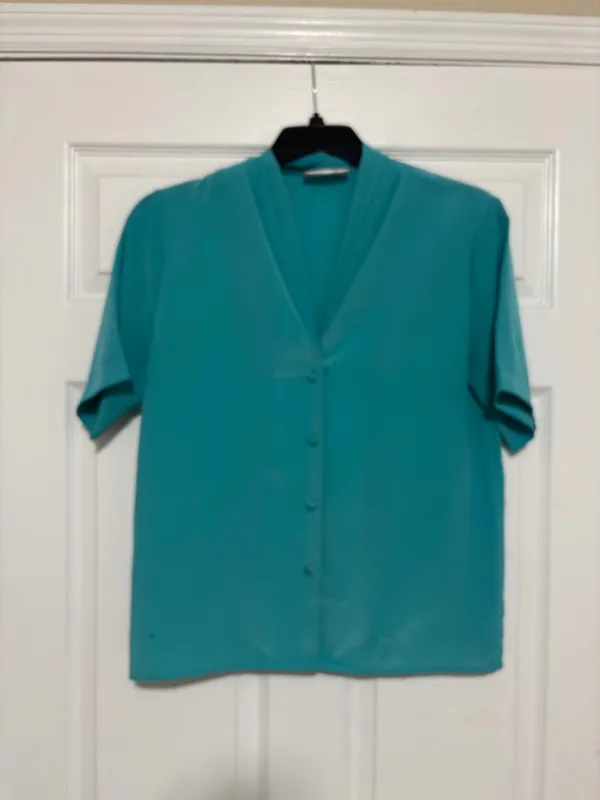 Christie & Jill Teal Satin Short Sleeve V-Neck Button-Down Blouse Medium - Image 2