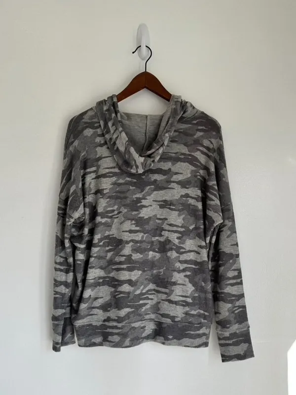 Tailgate Brooklyn Nets Soft Gray Camo Hooded Sweater Size S - Image 5