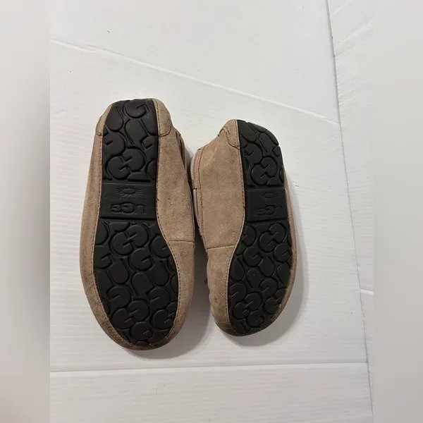 UGG SN 5612 Dakota sand suede sheepskin-lined slippers women size 7 - Image 8