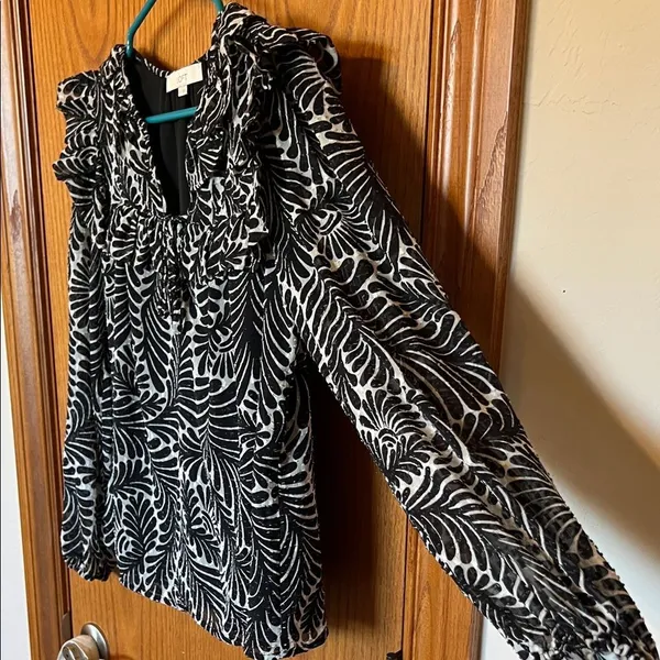 LOFT Black &‎ White Leaf Print Blouse Small Long Sleeve Ruffles Lined Textured - Image 9