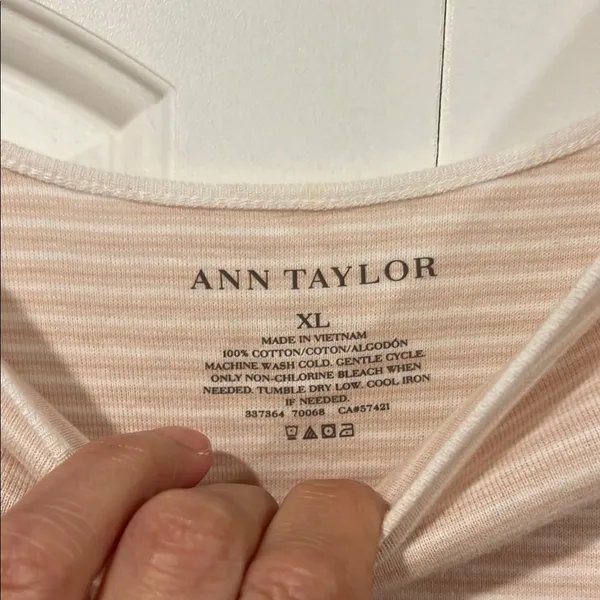 Ann Taylor blush and white T-Shirt‎ with gold button accents XL - Image 5