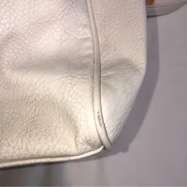 Juicy Couture Crossbody Bag White Pebbled Convertable Adjustable Gold Zip Top - Image 15