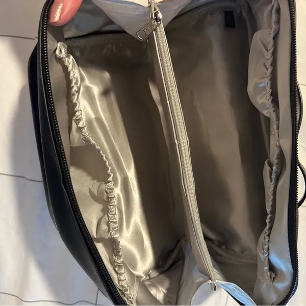 Black cosmetics bag - Image 3