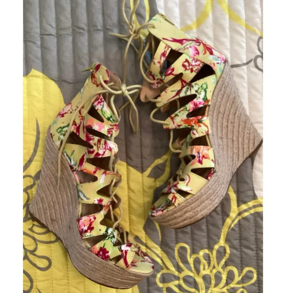Charlotte Russe Yellow Floral Strappy Lace-Up Platform Wedge Sandals Sz 9 - Image 2
