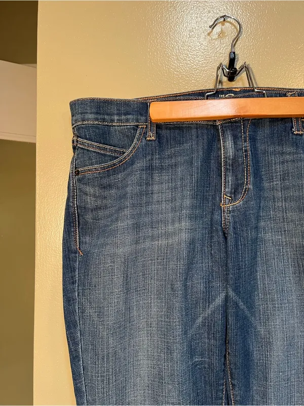 Old Navy Women's Size 14 Regular The Diva‎ Bootcut Jean Medium Wash Mid-Rise - Image 5