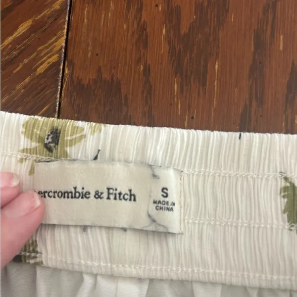 Abercrombie & Fitch Floral Smocked Waist Mini Shorts White Green Size S - Image 2