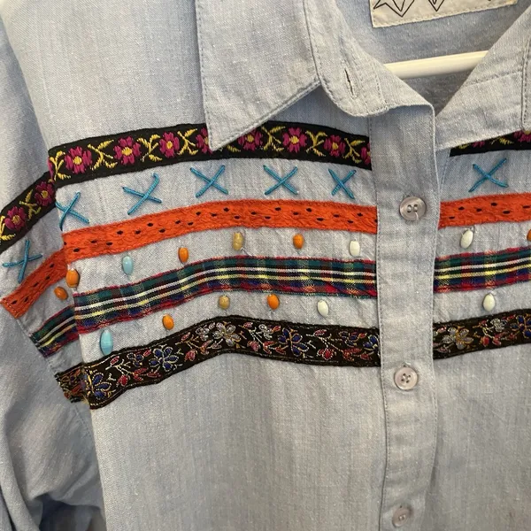 Electrify Chambray Beaded Ribbon Appliqué Cropped Knot‎ Front Top Womens L Boho - Image 3
