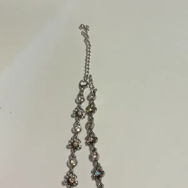 Sparkle sparkle with this silver toned necklace - Image 5