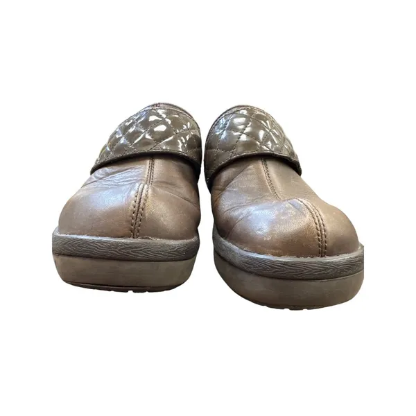 Crocs womens Brown Leather Cobbler Quilted Mules Size 7 SKU 6854 - Image 5
