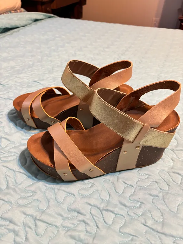 Refresh Metallic Rose Gold and Gold Crisscross Strap Sandals - Image 2