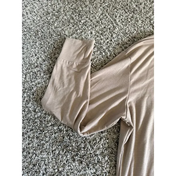 Trendy Queen Women's Oversized Tan‎ Thumb Hole Long Sleeve Tee Size Large - Image 9