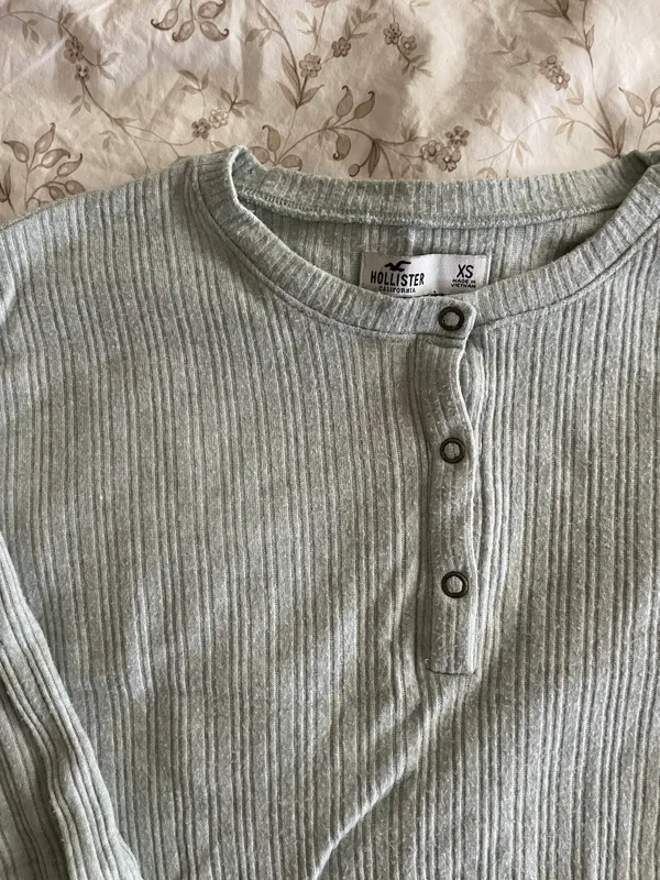 Hollister Light green sweater - Image 2