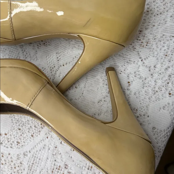 Franco Sarto patent leather cream tan slip on heels - Image 6