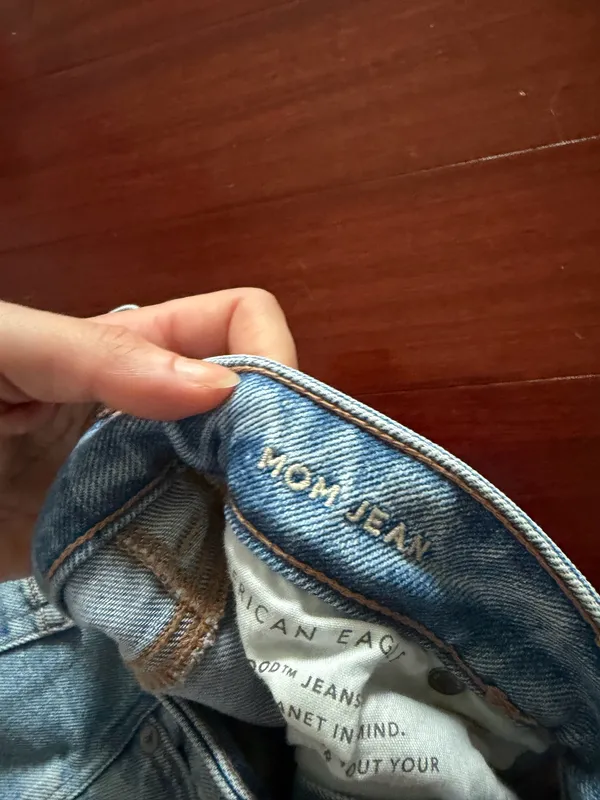 American Eagle Mom Jeans Distressed - Image 3