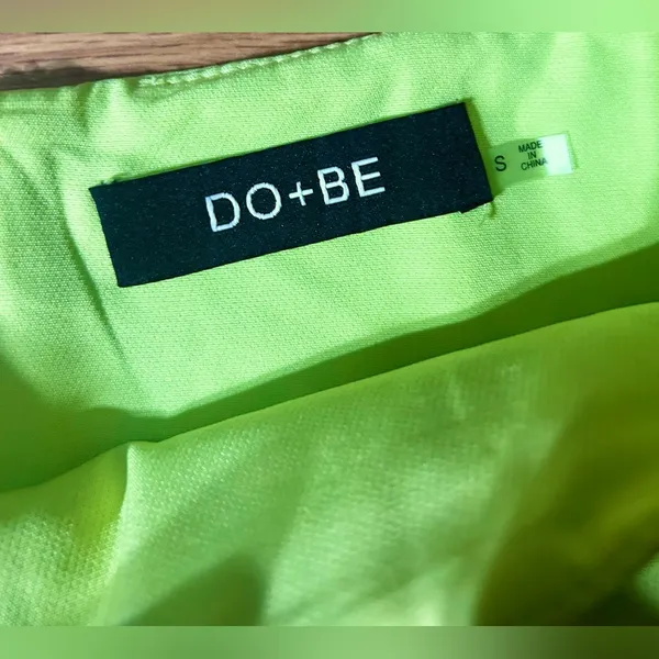 Do+Be light neon yellow/green pleated mini skort. Women’s small - Image 2