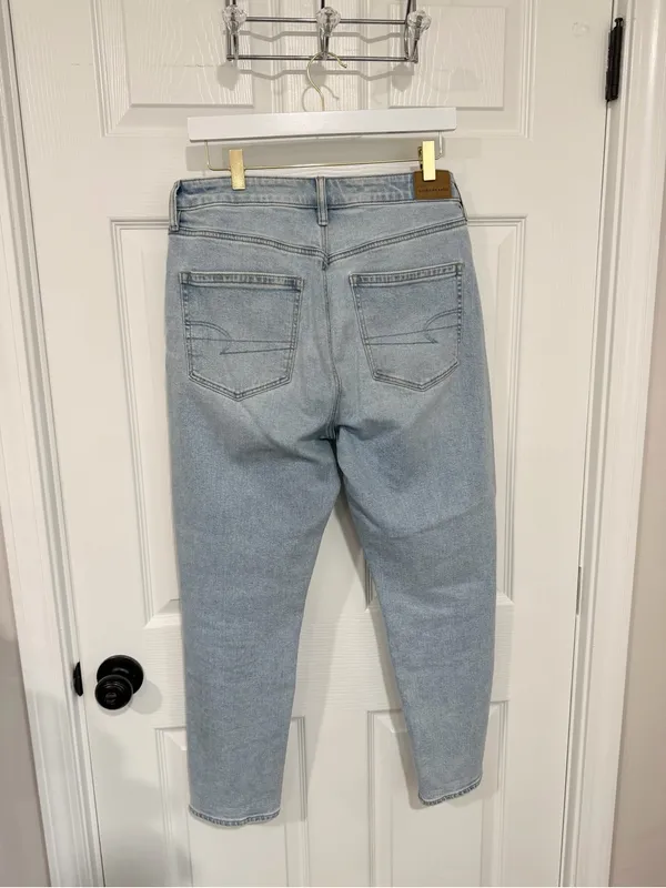 American Eagle Strigid Light Wash High Rise Jeans Women’s 8 Short - Image 4