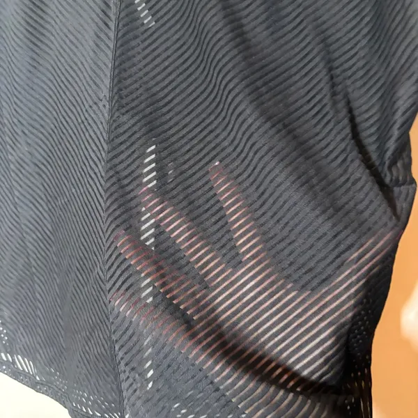 Lululemon Ahead By Miles Black Mesh Short Sleeve Top. Sz 10 Like NWOT Black - Image 4