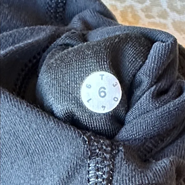 Lululemon Black Leggings with criss cross sheer panels down front of leg size 6 - Image 12