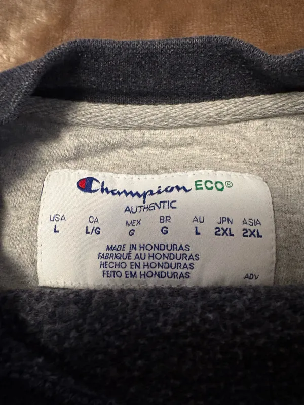 Champion men’s navy sweatshirt - Image 4