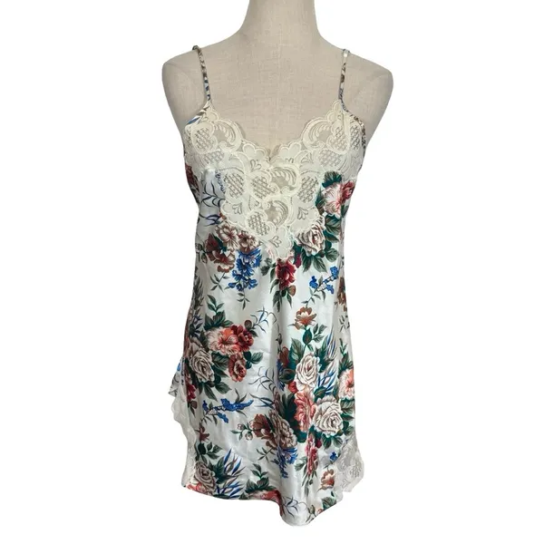 Victoria’s Secret Vintage Y2K 90s Floral Lace Mini Slip Dress Lingerie Gold Tag - Image 2