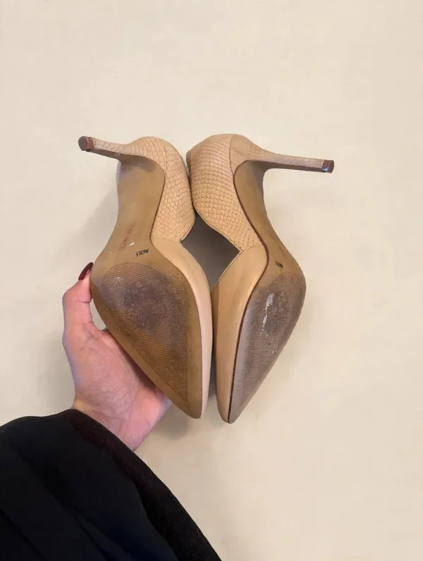 Vince Camuto Women's Nude Snake Embossed Pointed Toe Pumps 6.5 Leather Heels - Image 4
