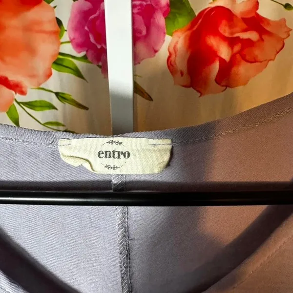 P40. Entro grey v neck top - Image 2