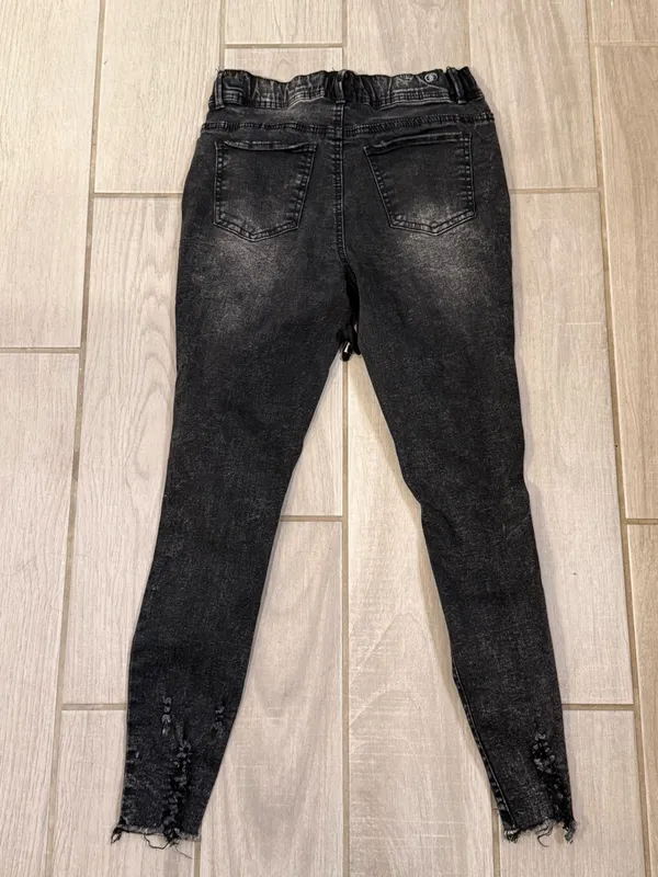 High-Rise Distressed Skinny Jeans in Washed Black - Image 7