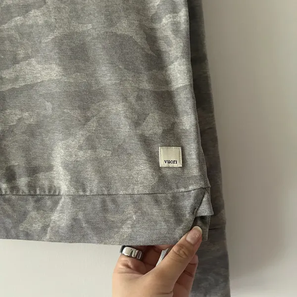 Vuori Halo Essential Hoodie Sweatshirt Pale Gray Heather Camo Size XS - Image 3