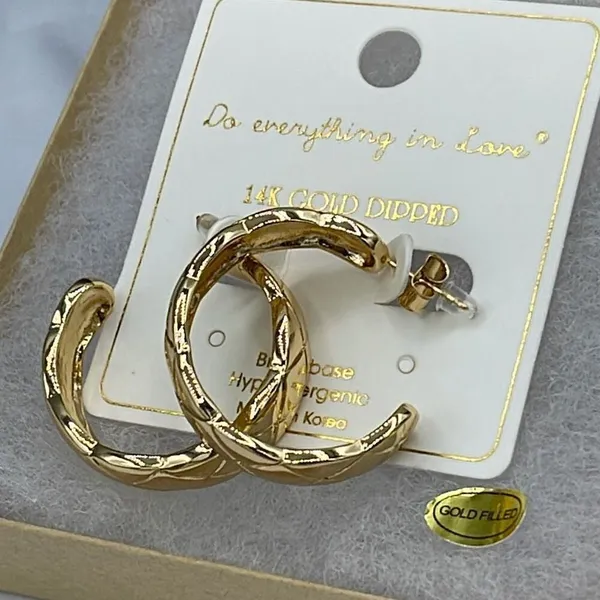 NWT 14K GP “ gold plated Do everything in Love “ quilt hoops - Image 3