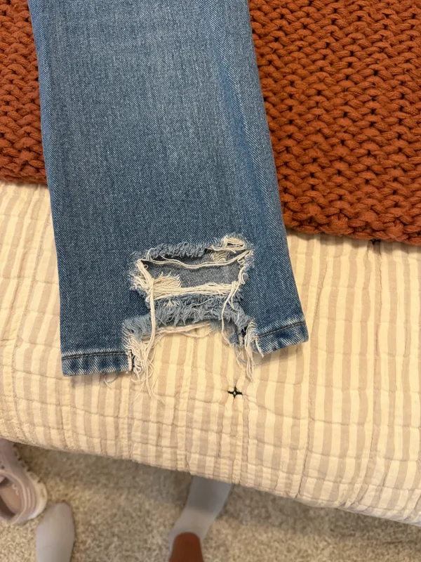 Vervet Distressed Jeans - Image 7
